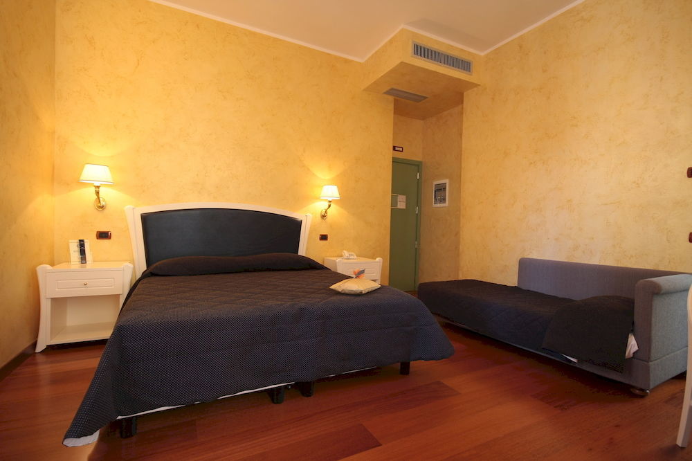 Hotel Rojan スルモナ エクステリア 写真