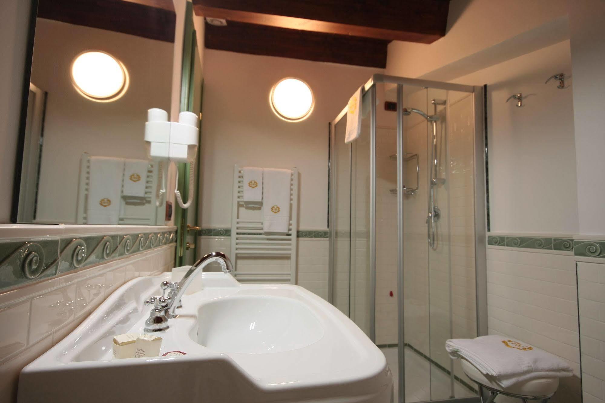 Hotel Rojan スルモナ エクステリア 写真
