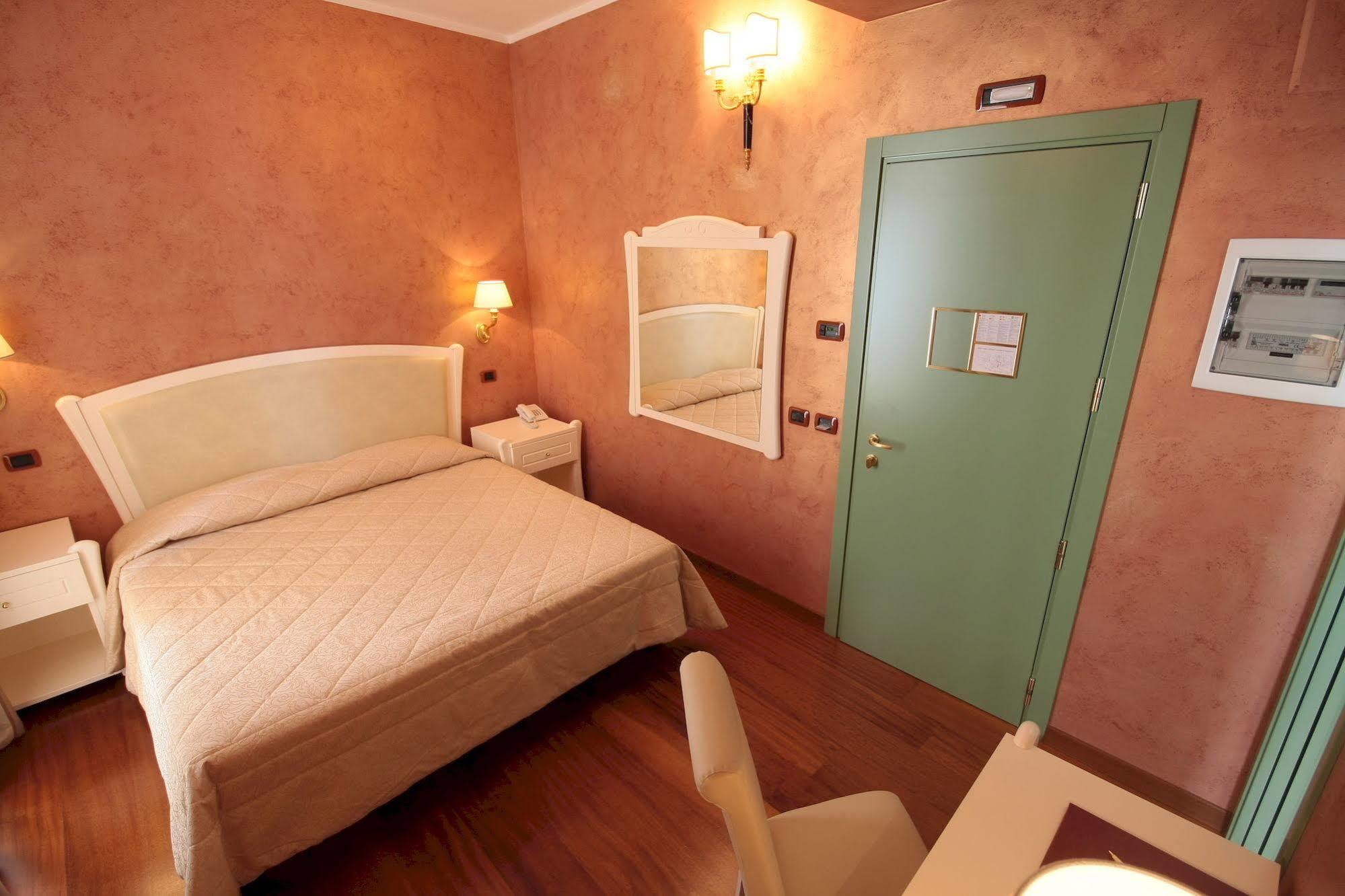 Hotel Rojan スルモナ エクステリア 写真