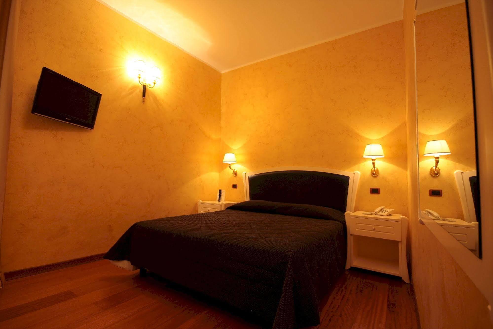 Hotel Rojan スルモナ エクステリア 写真