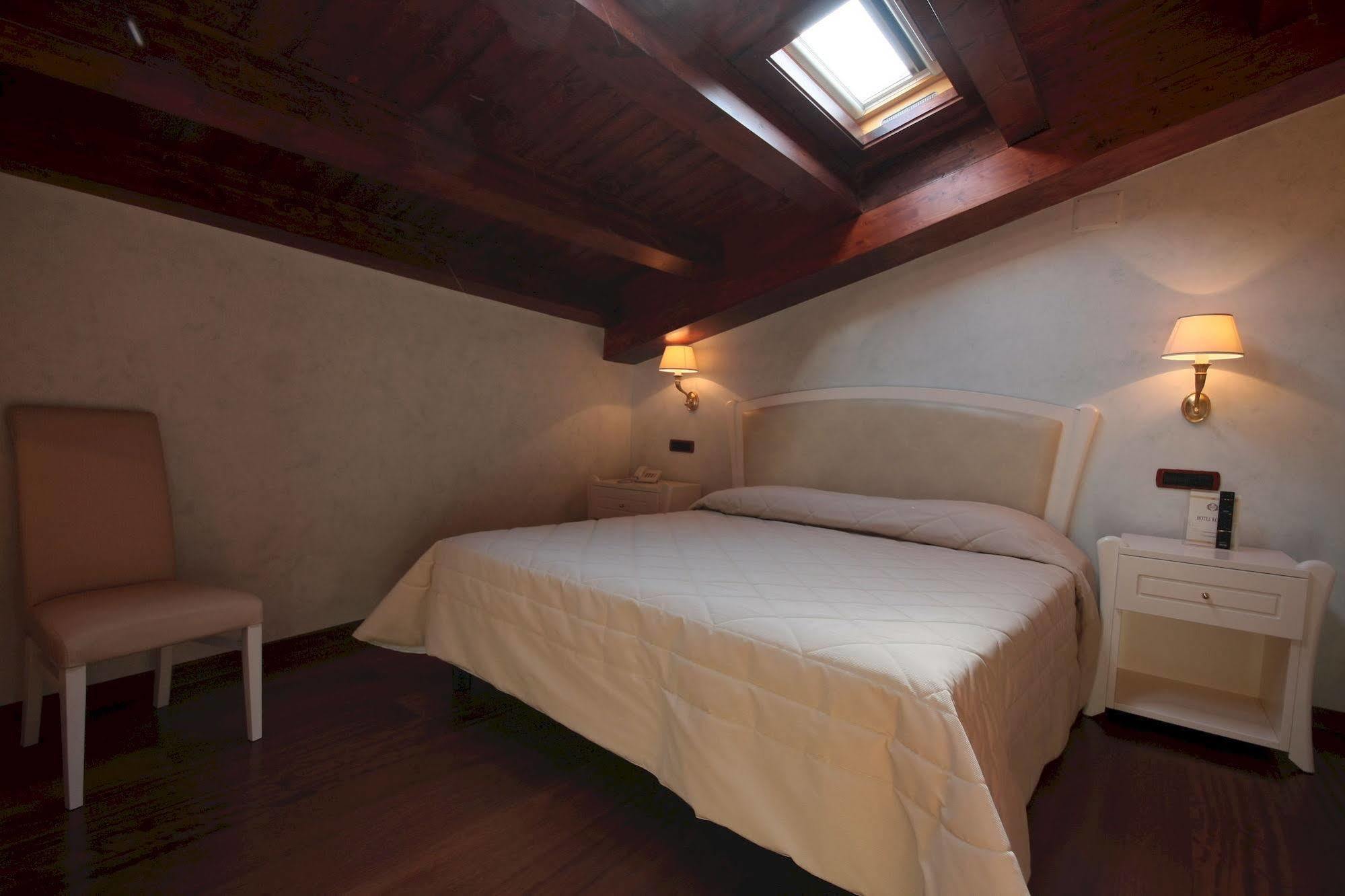 Hotel Rojan スルモナ エクステリア 写真