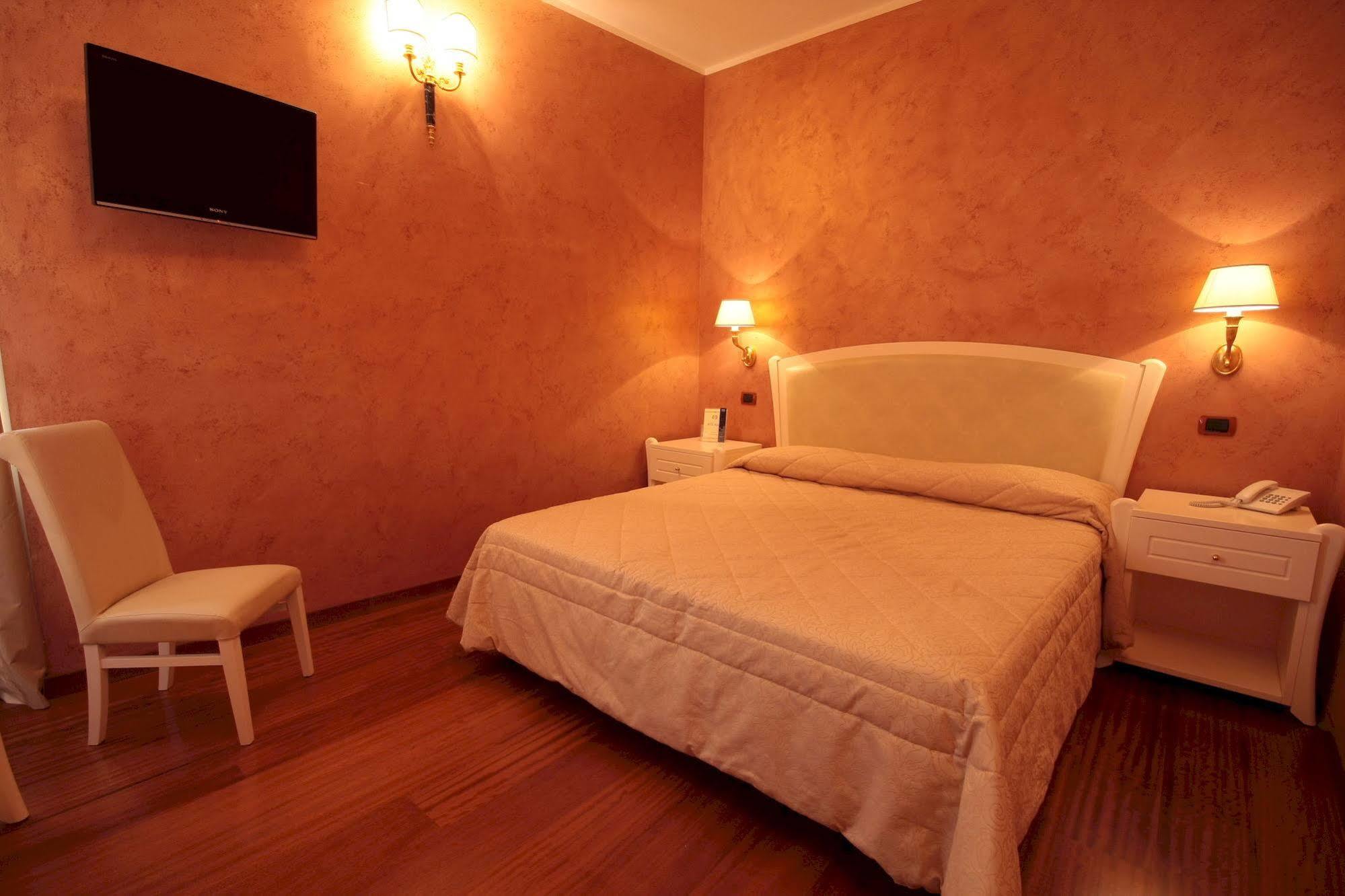 Hotel Rojan スルモナ エクステリア 写真