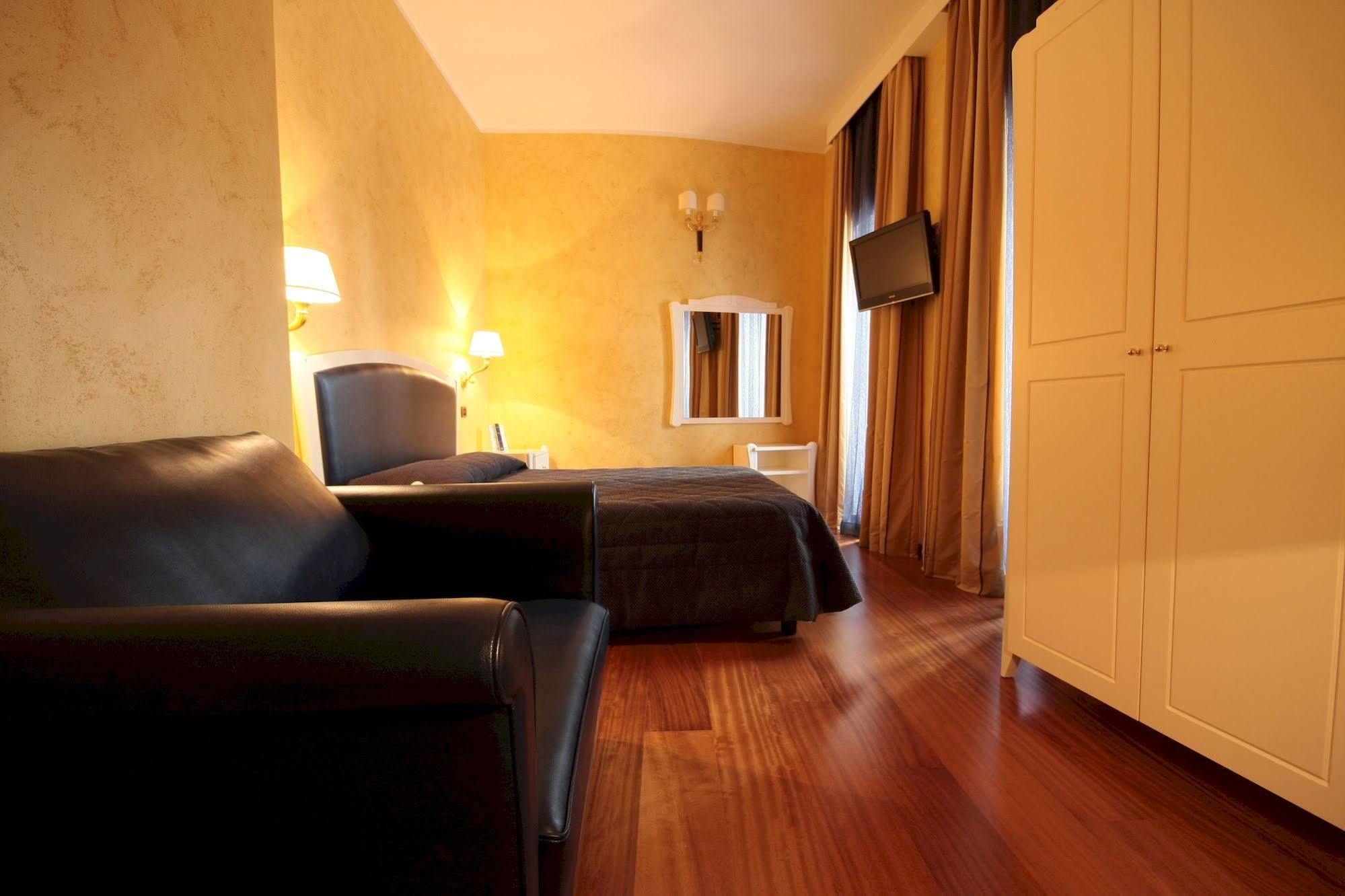 Hotel Rojan スルモナ エクステリア 写真