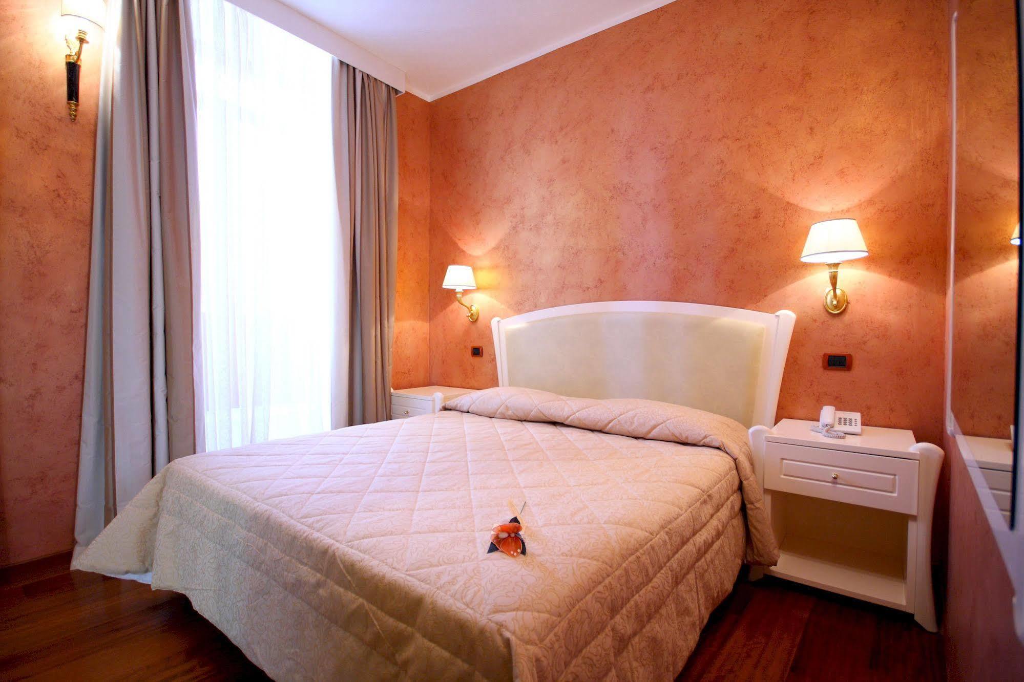 Hotel Rojan スルモナ エクステリア 写真