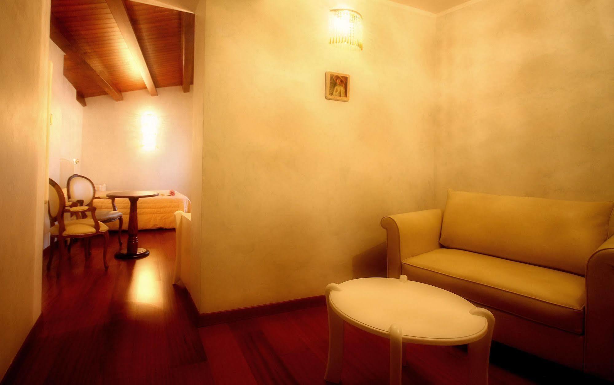 Hotel Rojan スルモナ エクステリア 写真