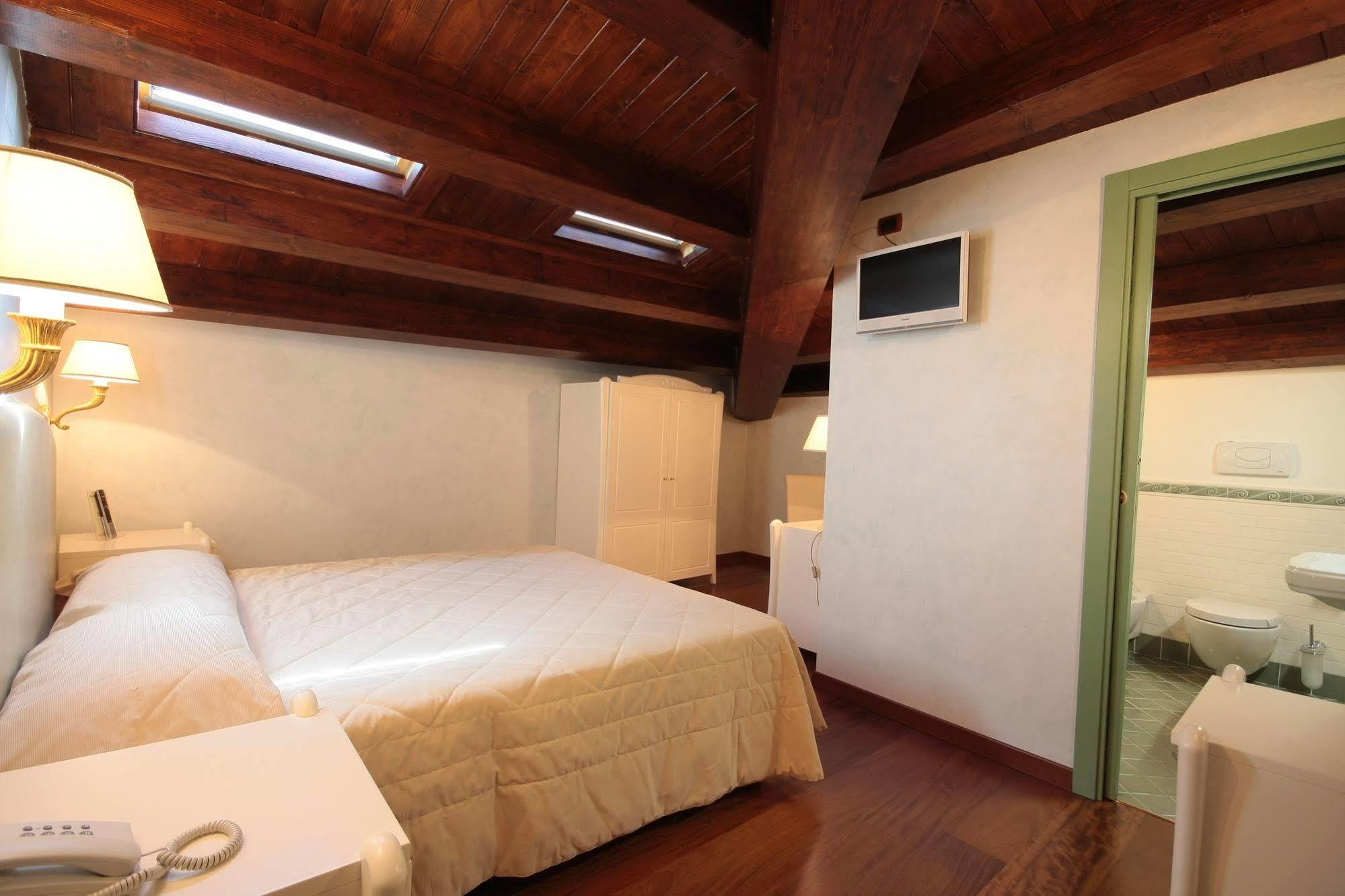 Hotel Rojan スルモナ エクステリア 写真