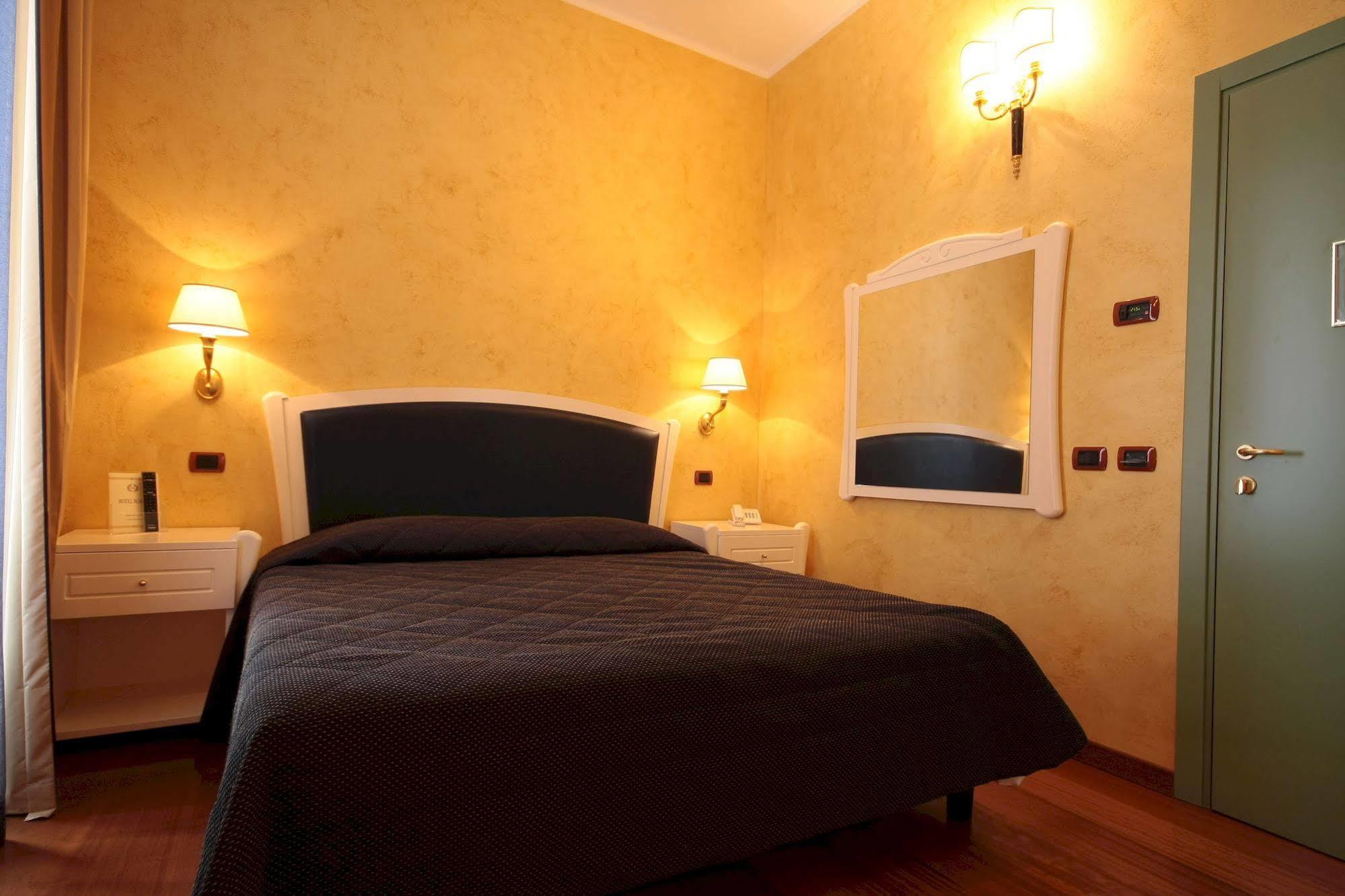 Hotel Rojan スルモナ エクステリア 写真